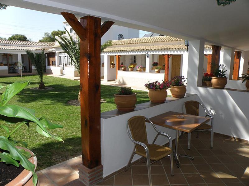 Hostal Las Acacias Los Canos De Meca Buitenkant foto